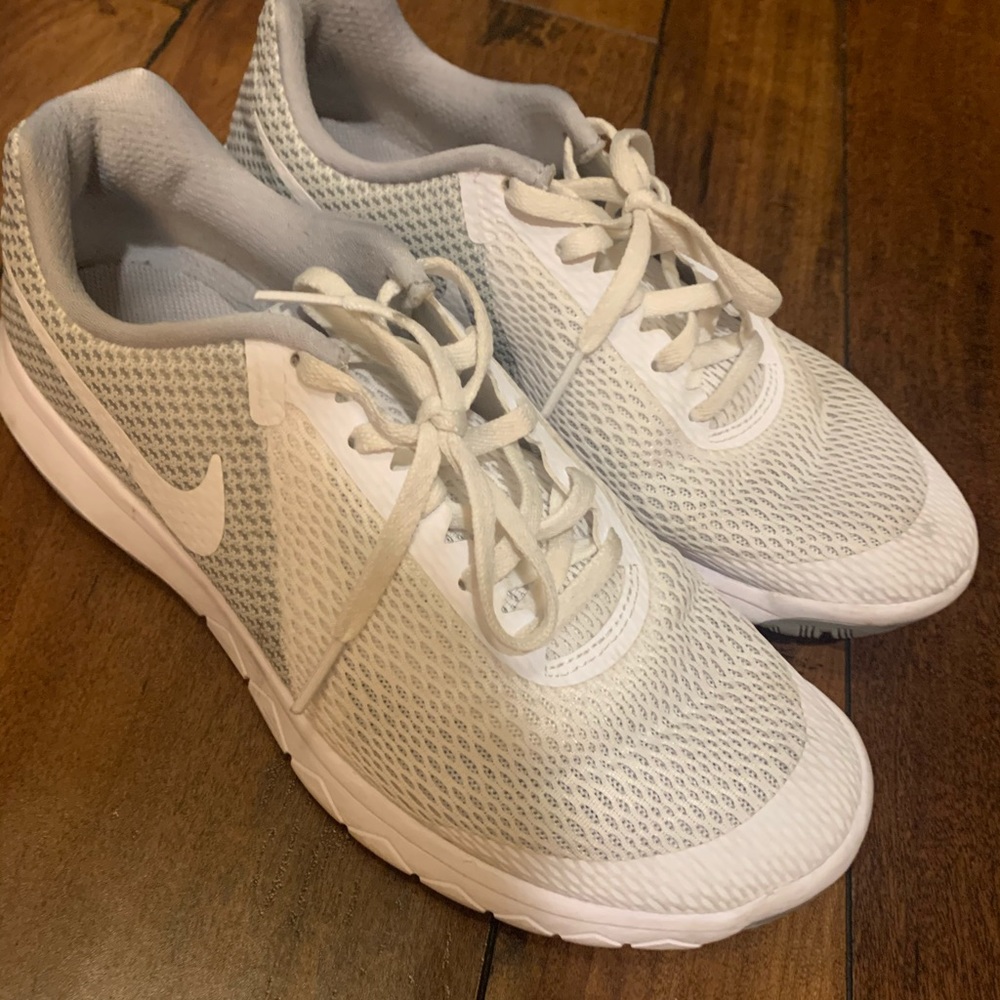 Women’s Nike sneakers!